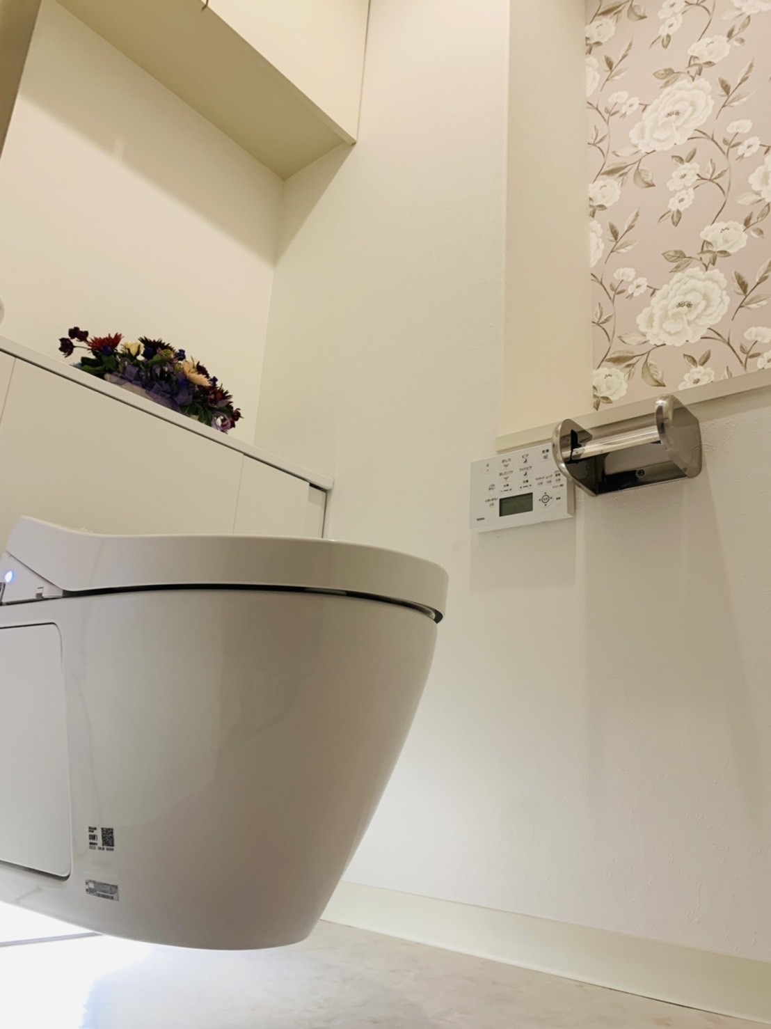 池田市伏尾台/宙に浮くトイレ!?高級感のあるフロアライトで演出したトイレ空間リフォーム